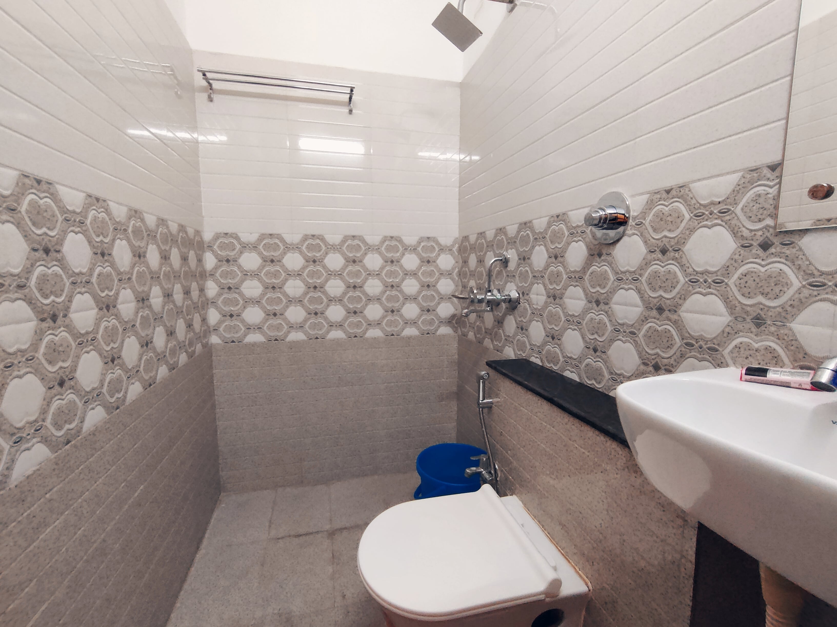 Hotel Harison - Tap to explore photos