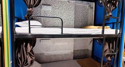 Rameshwar AC Dormitories Near Mumbai Airport Room Type - Bunk Beds