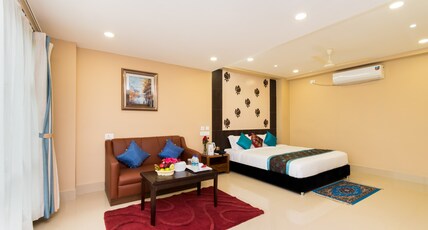 Central Courtyard Boutique Resort Room Type - Club King Room (Limited Parking | City View | Unmarried Couples Not Allowed)
