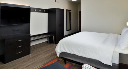 Holiday Inn Express Hotel & Suites Carthage Room Type - 1 King Standard Mobility Accessible Tub
