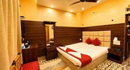 Park Guest House Room Type - AC DOUBLE BED DELUXE ROOM