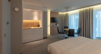 Holiday Inn Express OFFENBACH Room Type - 1 Queen Suite Balcony