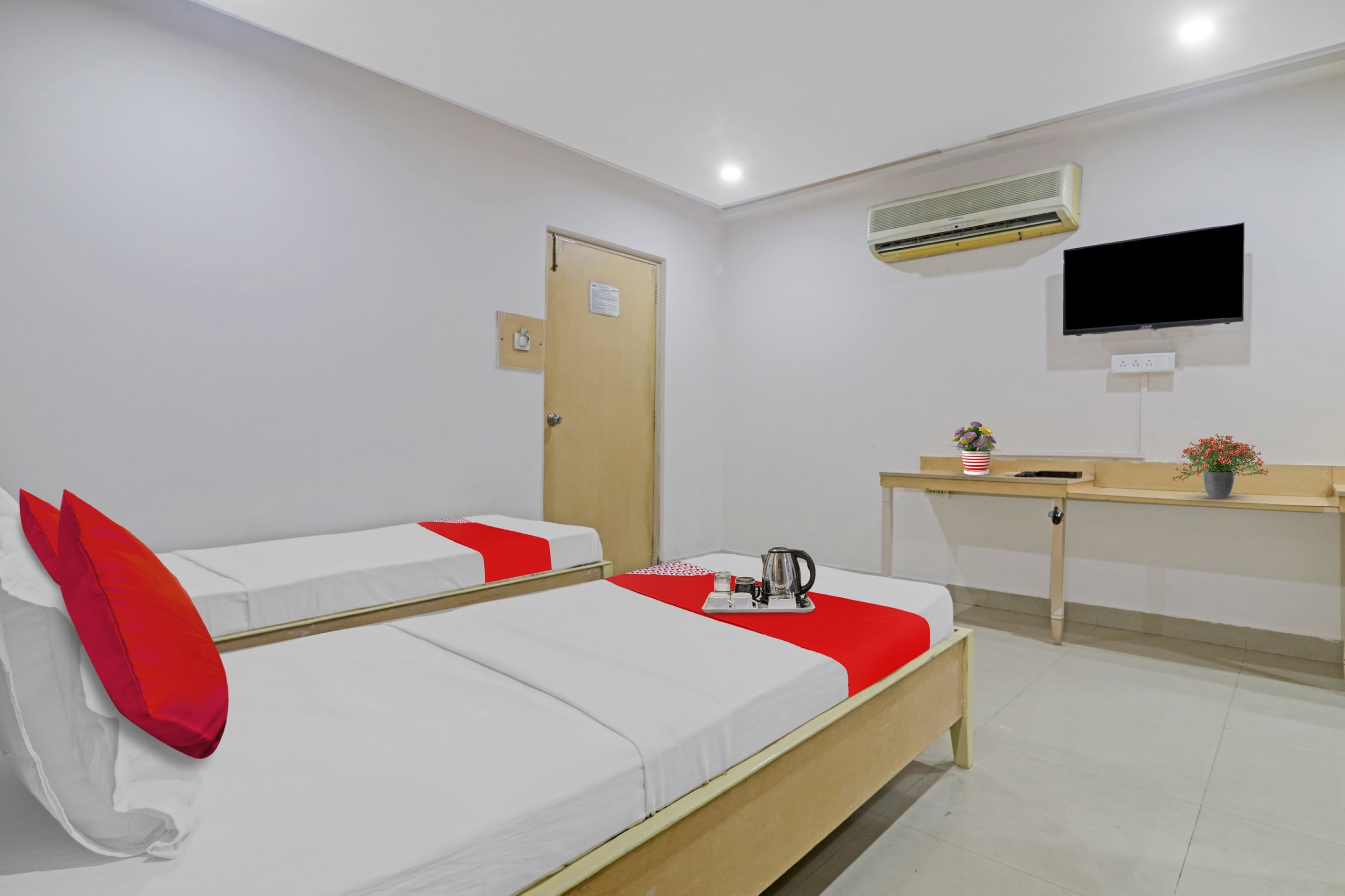 Hotel O Padmini Near Lakdikapool Metro Station - Tap to explore photos
