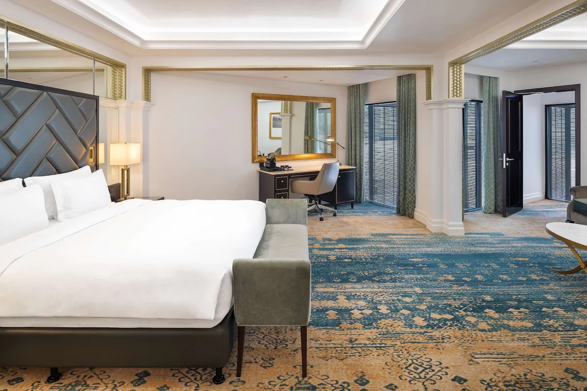 Radisson Blu Hotel, Dubai Deira Creek - Tap to explore photos