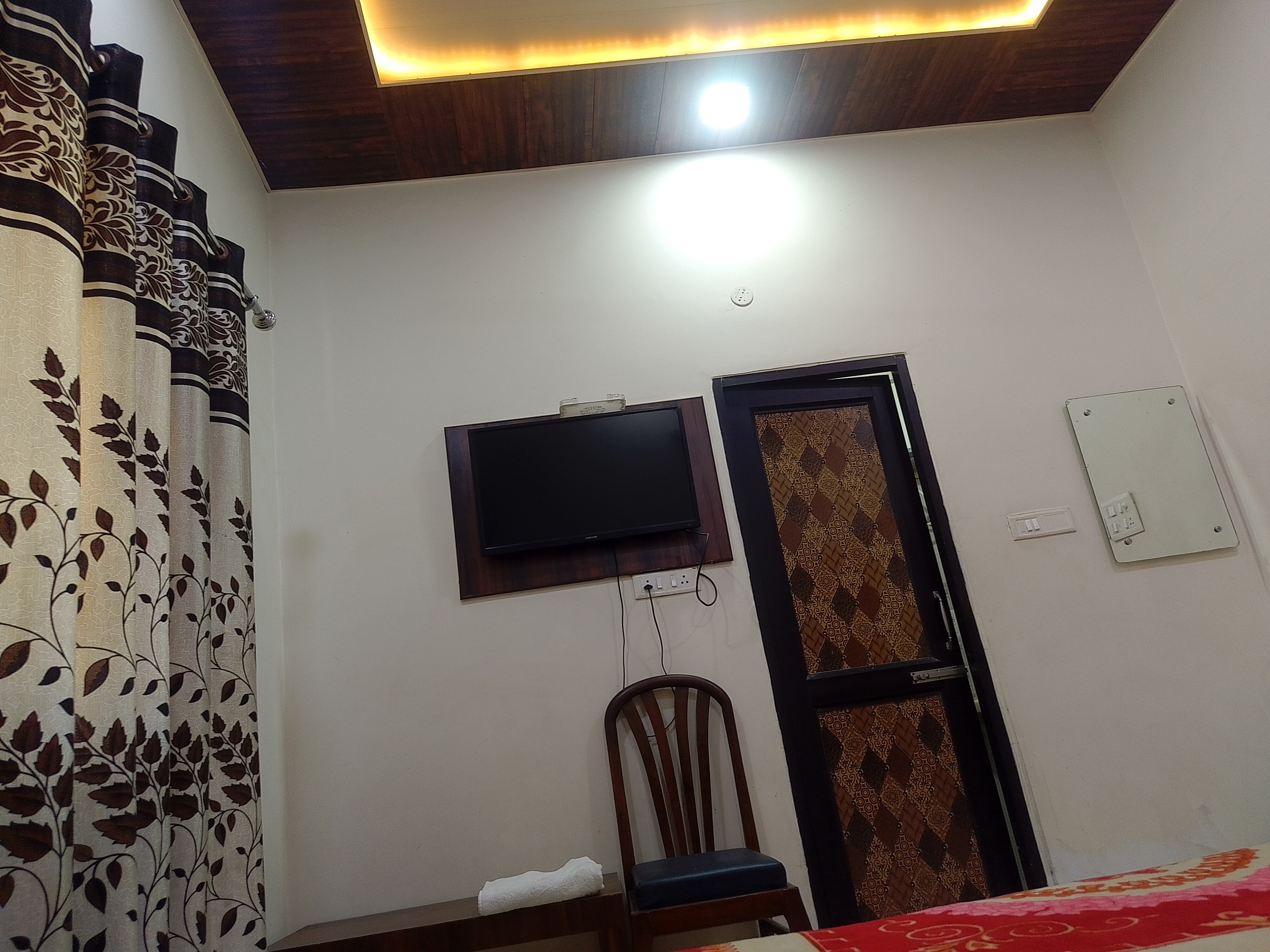 DEEP HOME STAY JUST 350 METERS FROM GOLDEN TEMPLE - Tap to explore photos