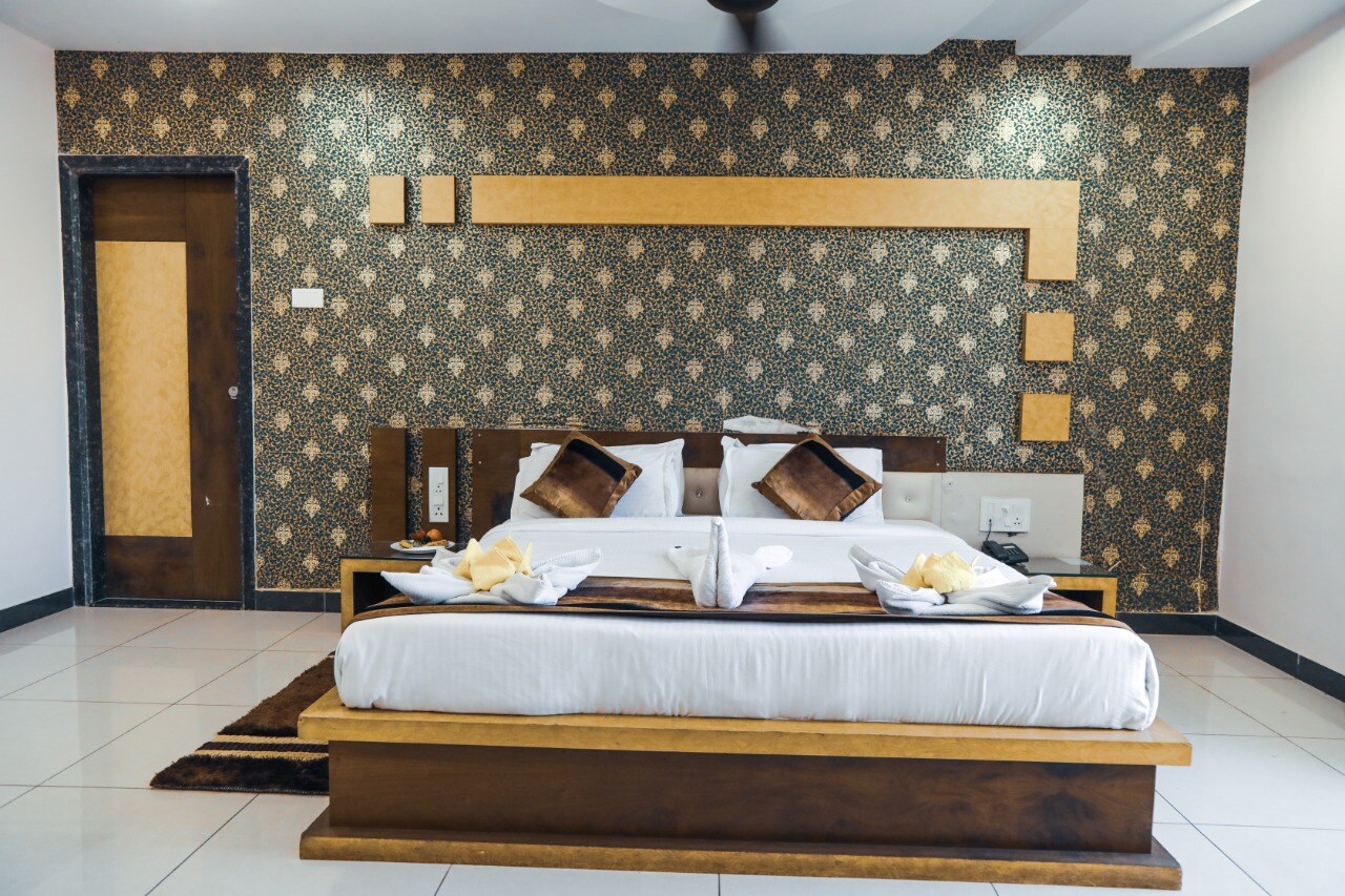 Hotel Green Palm - Tap to explore photos