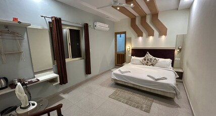 Max Guesthouse Room Type - Deluxe King Room