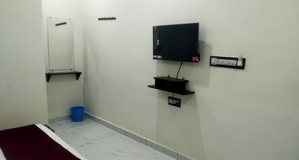 SRI NAVANEETHA KRISHNA MAHAL &RESIDENCY Room Type - Deluxe Double Bed