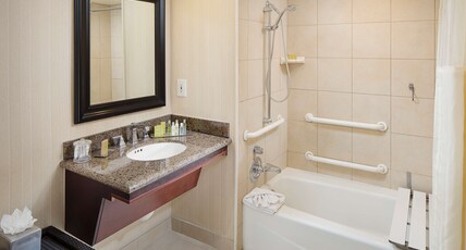 DoubleTree by Hilton Los Angeles - Commerce Room Type - 1 KING ACCESSIBLE BATHTUB