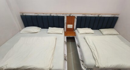 Hotel Shree Ji Palace Room Type - Deluxe Family Room with Queen Bed