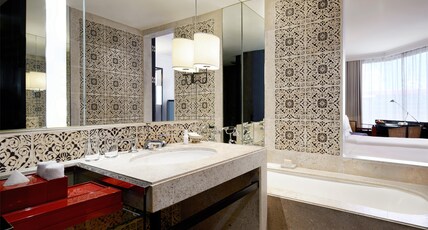 Grand Hyatt Erawan Bangkok Room Type - 1 KING BED DELUXE