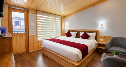 The Kufri House Room Type - Deluxe Room | Balcony and Valley View