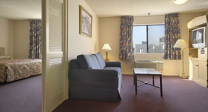 Ramada by Wyndham Los Angeles/Koreatown West Room Type - 1 King Bed, One-Bedroom Suite, Non-Smoking
