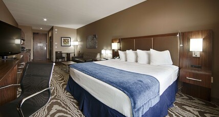 Best Western Plus Williston Hotel & Suites Room Type - Accessible - 1 King, Mobility Accessible, Communication Assistance, Bathtub, Sofabed For One Person,