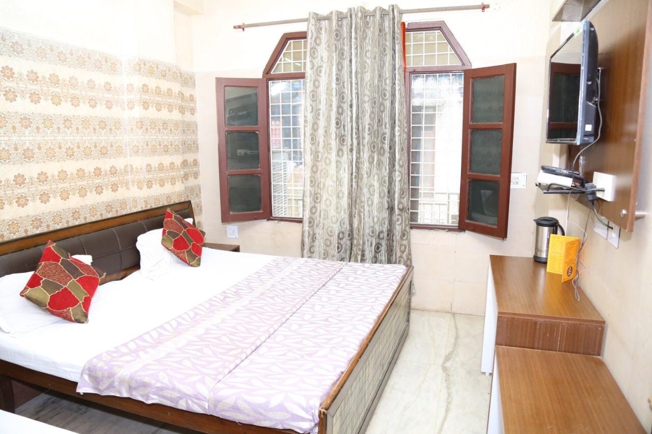 Hotel Grand - Tap to explore photos