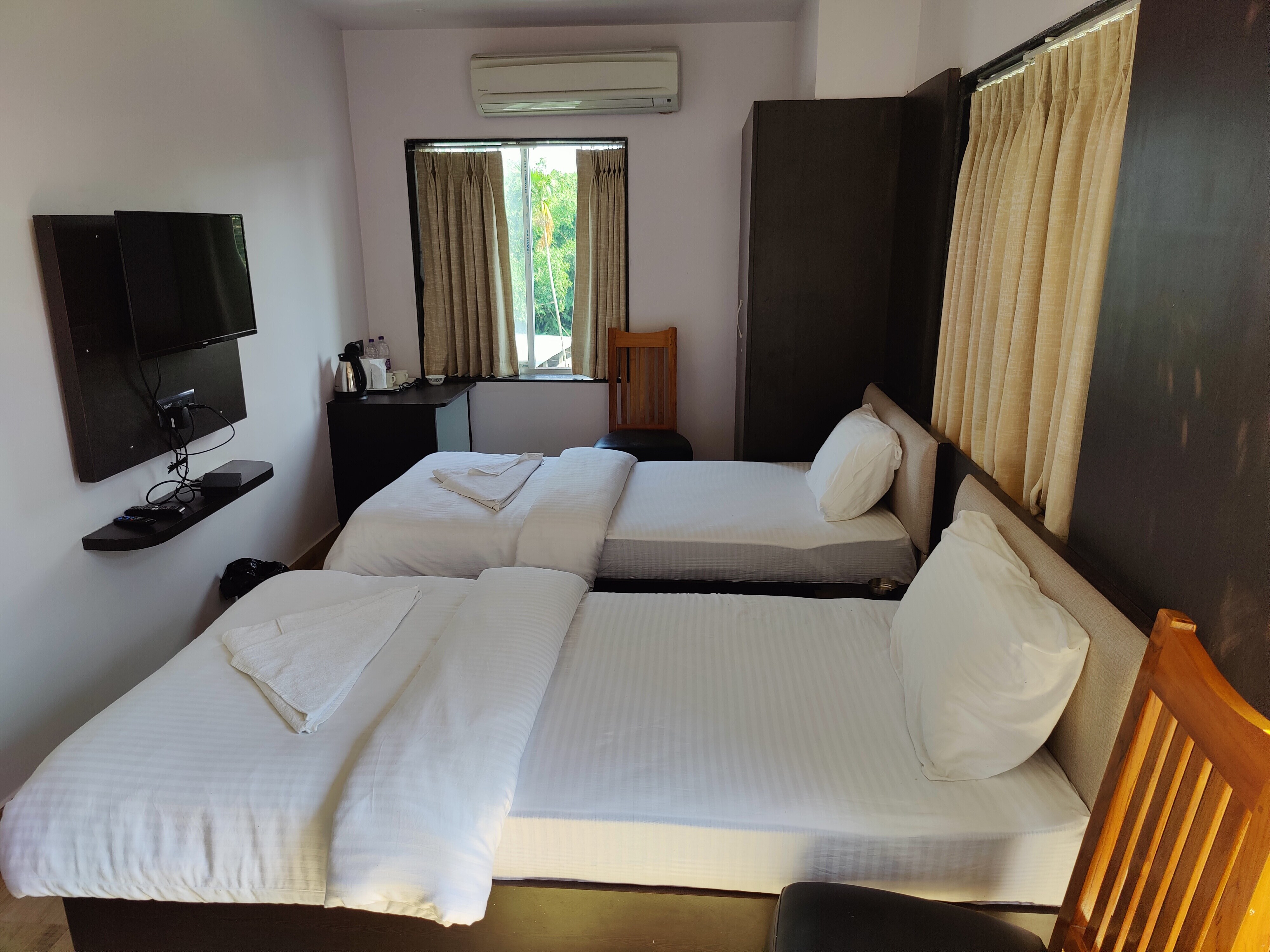 Hotel Saanjaa - Tap to explore photos