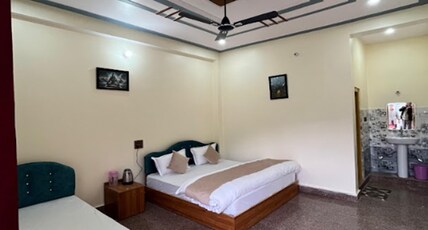 7 Oaks Barkot By StayApart Room Type - Quard Room