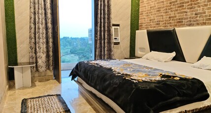 Holiday inn Hotel & Restaurant Room Type - 1 Bedroom Family Room with Balcony