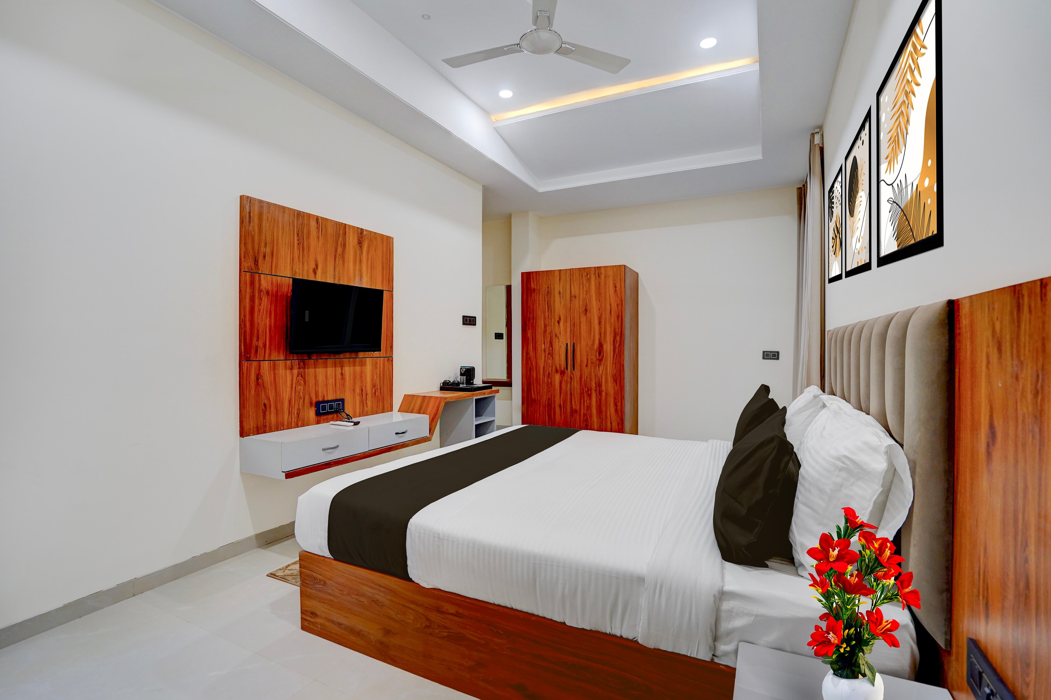 Townhouse Cosmos Mall Ujjain Formerly Ashok Sadhna - Tap to explore photos