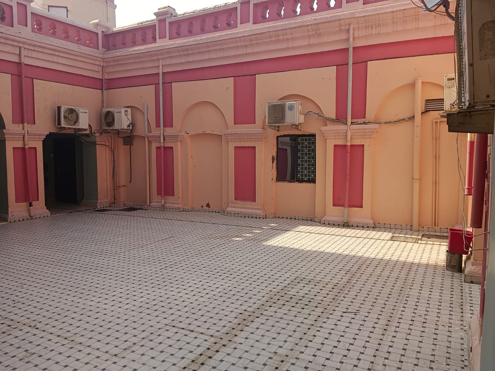 PALLAVI INTERNATIONAL HOTEL THAWE - Tap to explore photos
