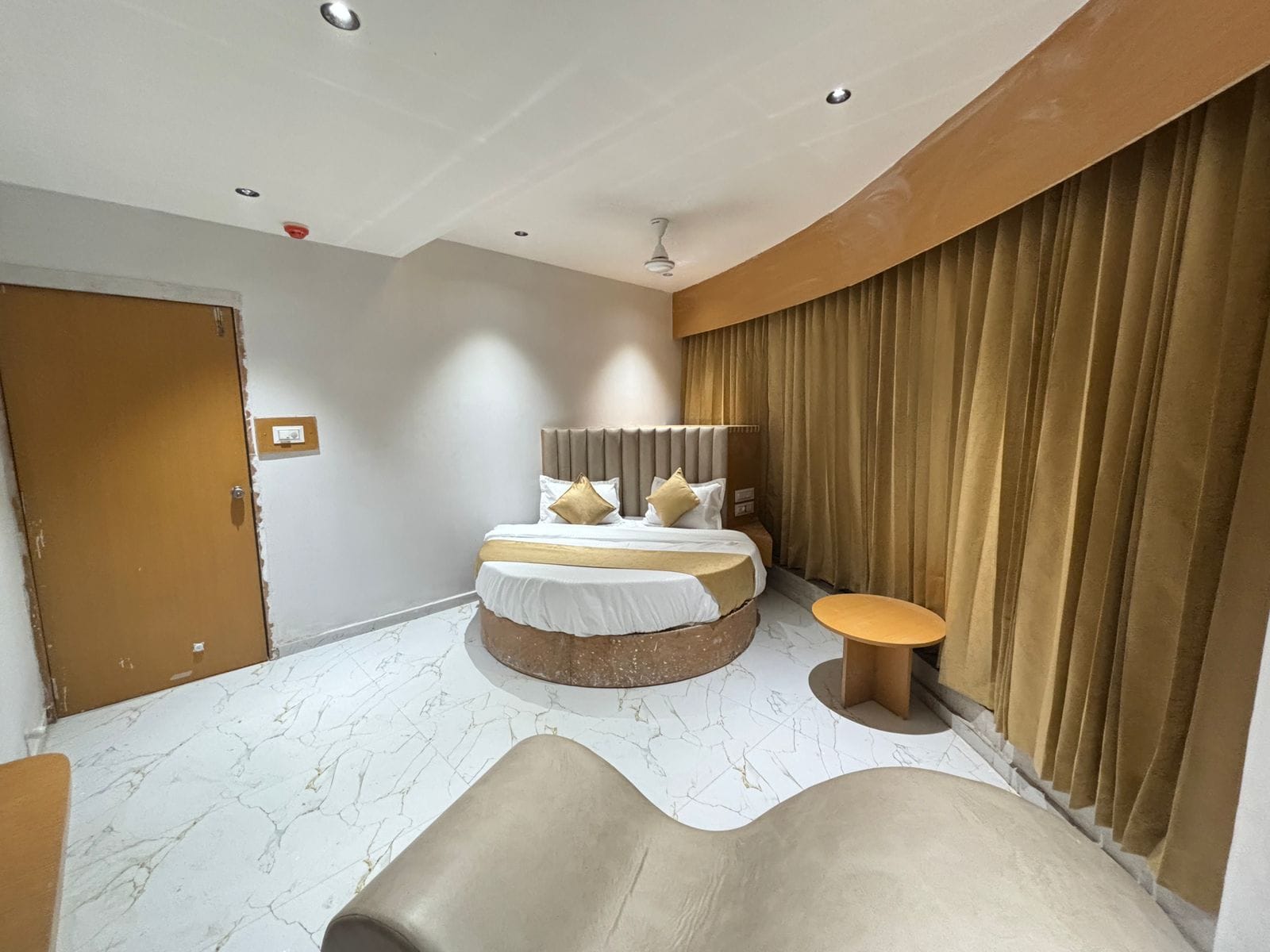 Hotel Pristine - Tap to explore photos