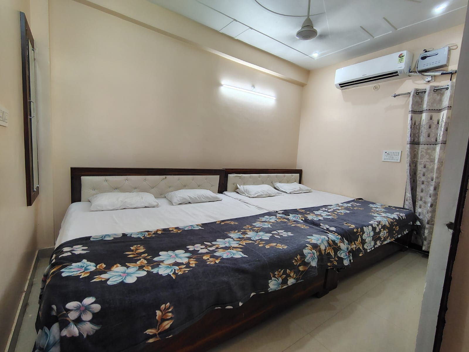 Shri Sitaram Paying Guest House - Tap to explore photos
