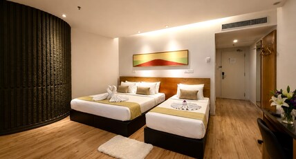 DeKing Hotel - Twin Towers Room Type - Deluxe Triple - Twin Tower View