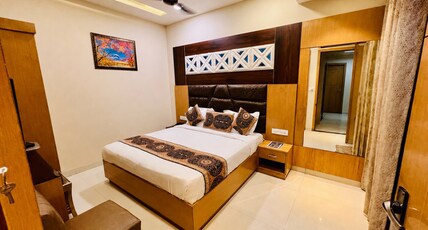The KING HAWK Nearby GOLDEN TEMPLE Room Type - Standard Queen Room