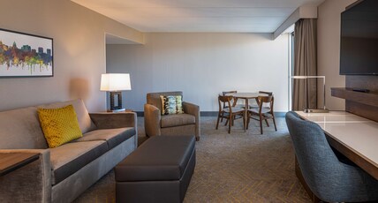 DoubleTree by Hilton Madison East Room Type - 1 KING CORNER STUDIO SUITE