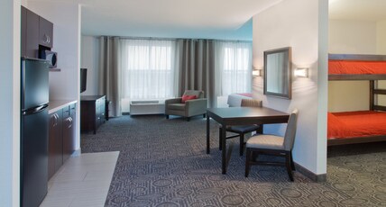 Holiday Inn & Suites RED DEER SOUTH Room Type - 1 King 1 Bunkbed Family Room