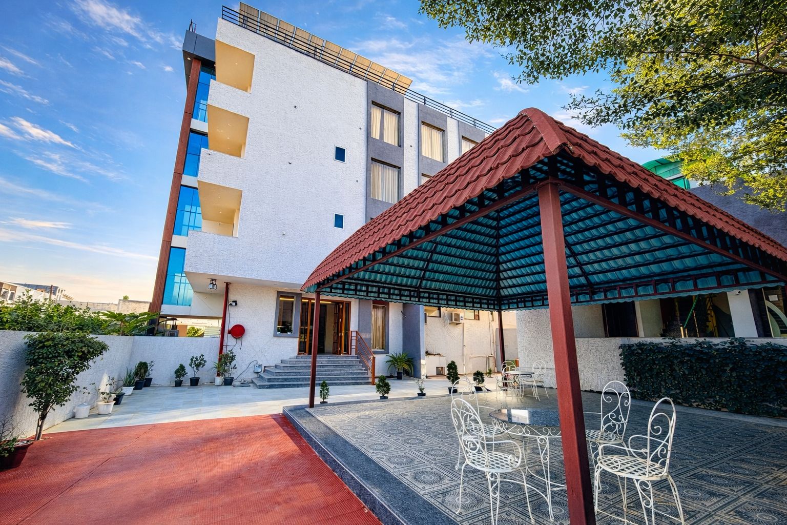 Hotel Moon Valley & Bar - Tap to explore photos