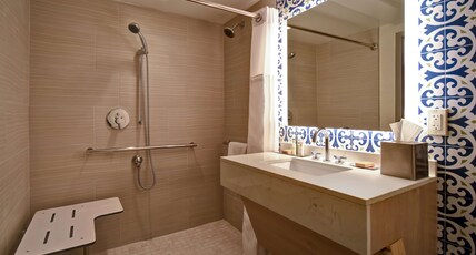 DoubleTree by Hilton Virginia Beach Oceanfront South Room Type - 1KG MOB HEAR ACC RI-SHW