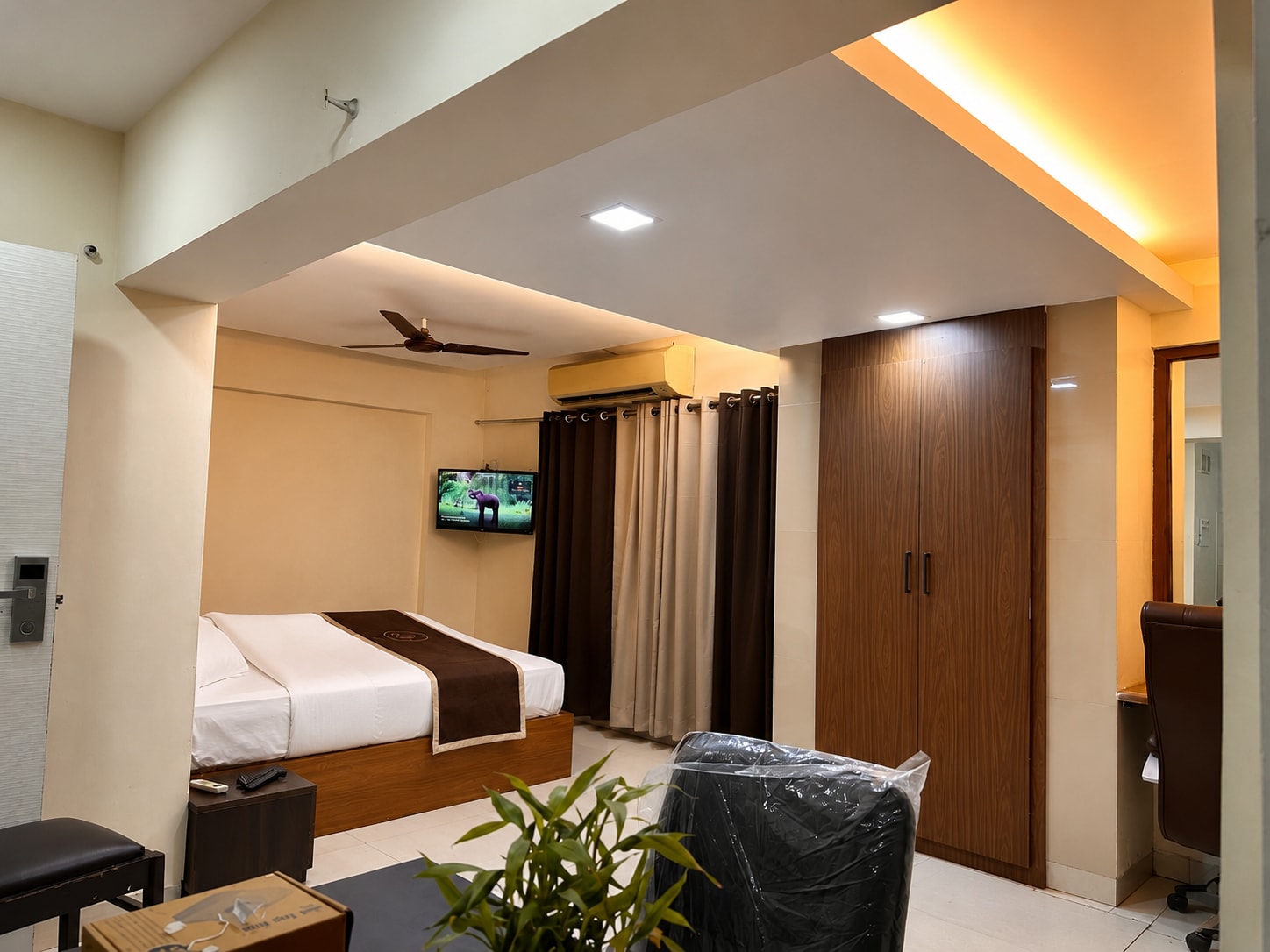 Hotel Galaxy Comforts - Andheri East - Near Airport - Tap to explore photos