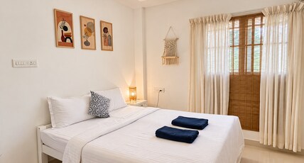 Pine Beach House Room Type - Deluxe AC Room