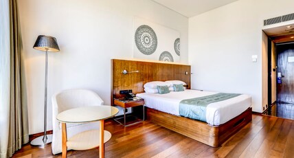 Vivanta Chennai, IT Expressway Room Type - Deluxe Room King bed