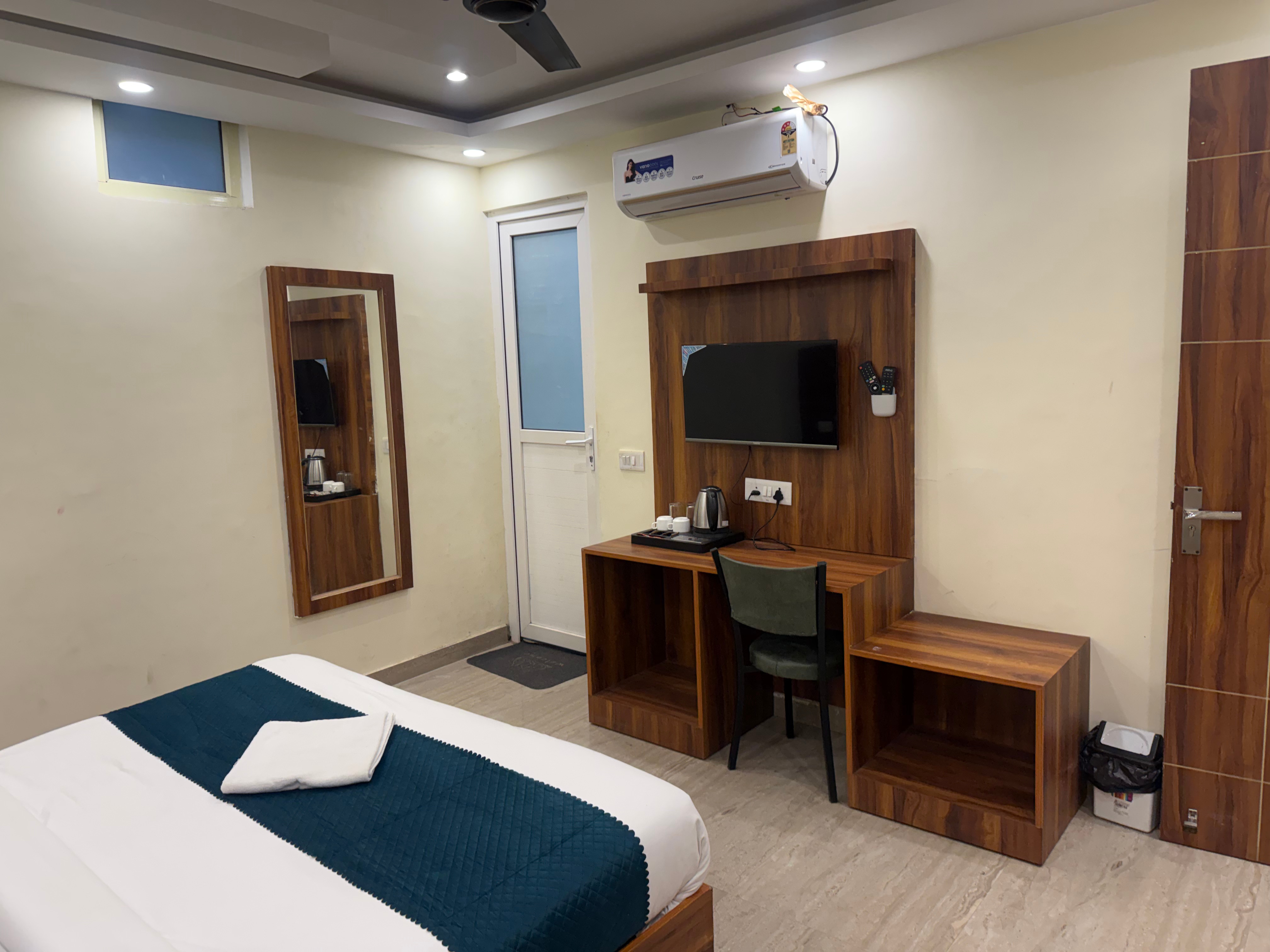Hotel Hitam Rishikesh 2Min Walk to Parmarth Niketan Aashram, Vanprastha Aashram - Tap to explore photos