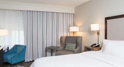Hampton Inn Milwaukee Northwest Room Type - 1 KING BED NONSMOKING