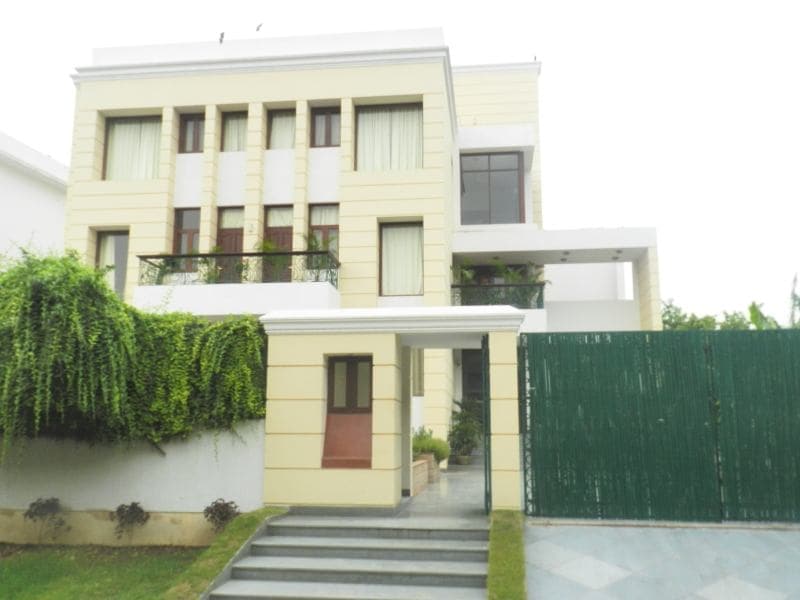 Hotel Tavisha Villa Golf Course Road - Tap to explore photos