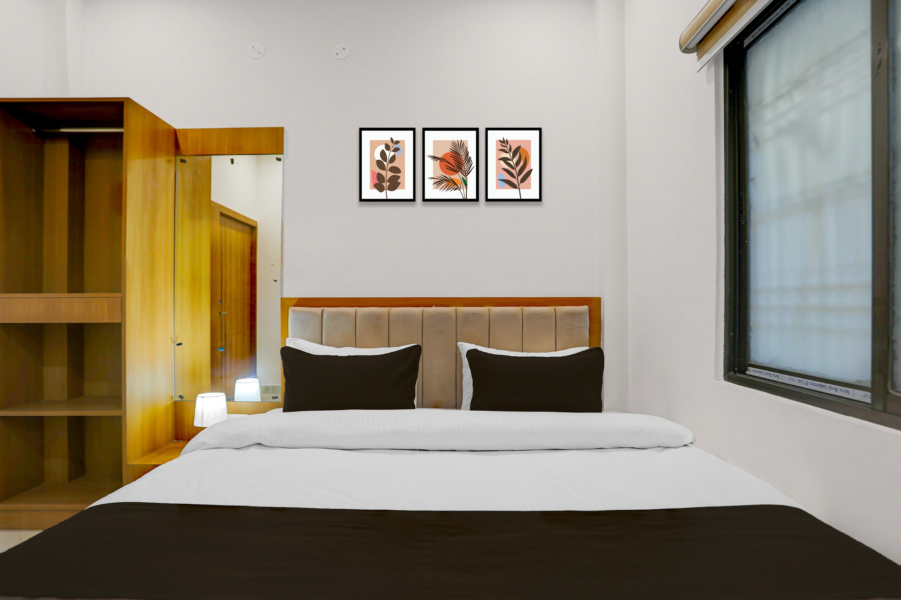 Super Hotel O Dashashwamedh Ghat Varanasi - Tap to explore photos