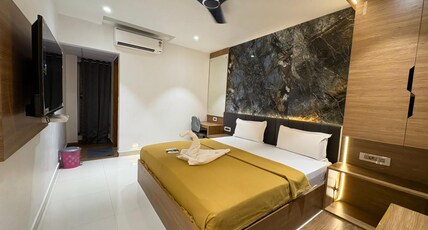 SHREE RESIDENCY Room Type - Deluxe Room AC