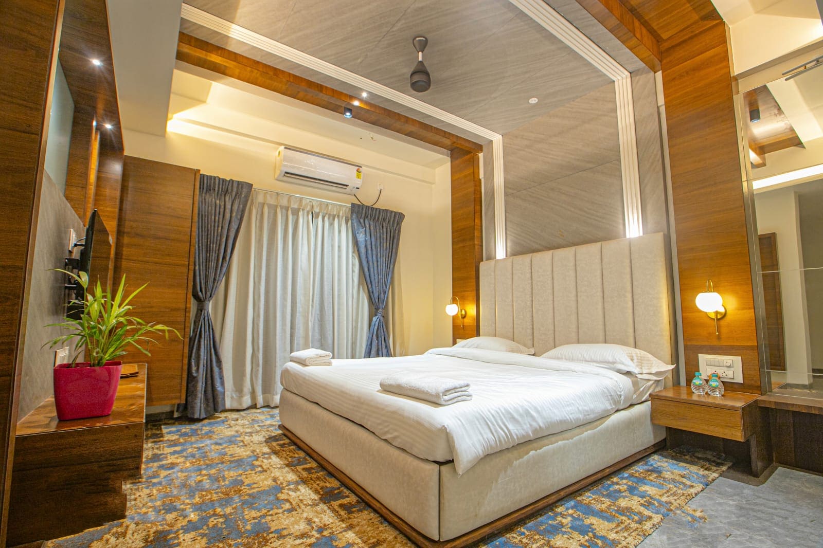 HOTEL JAYASVI RESTAURNAT AND LODGING - Tap to explore photos