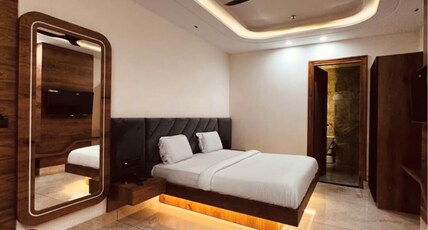 Variation Hotel And Restaurant Room Type - Deluxe Room
