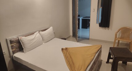 Hotel Maruti Inn Room Type - Deluxe Room with Air Conditioning
