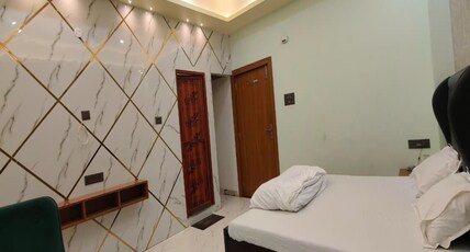 HOTEL VIJAY SHREE (LUXURY BANQUET) Room Type - Standard Room AC (Unmarried Couple Not Allowed)