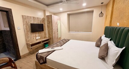 The Santosh Inn Room Type - Super Deluxe with Grand Road View The Santosh Inn Room Type - Super Deluxe with Grand Road View
