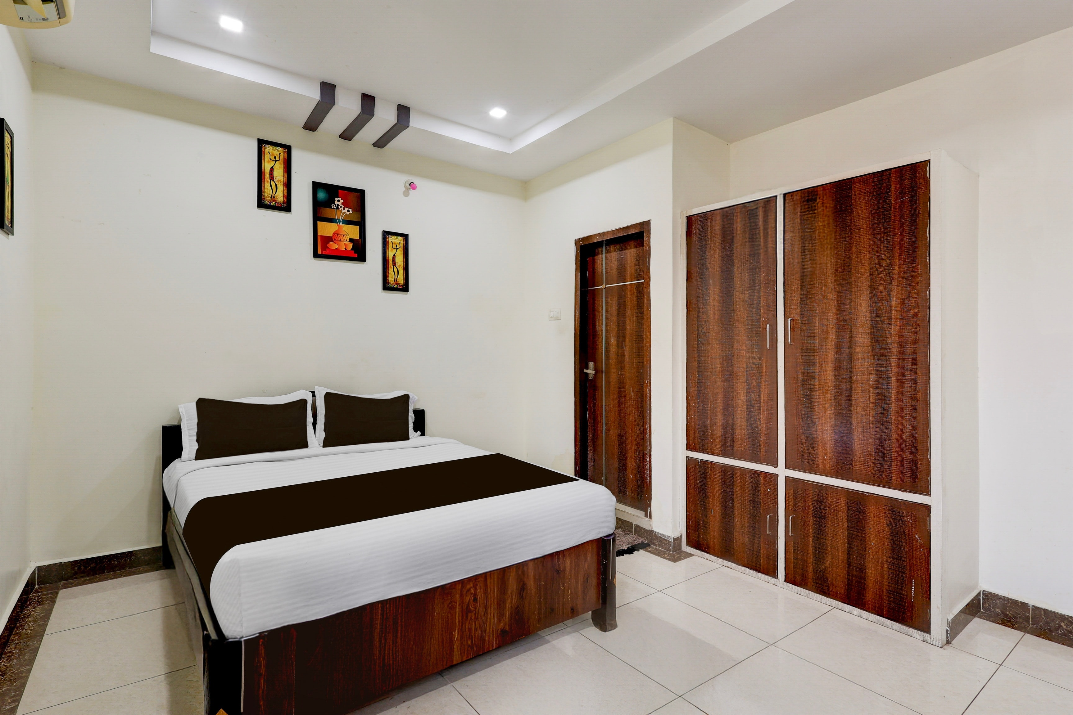 Super OYO Hotel O Benz Circle Vijayawada - Tap to explore photos