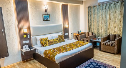 Hotel Lee Heritage (Central Heating & Air Conditioned) Room Type - Deluxe Room