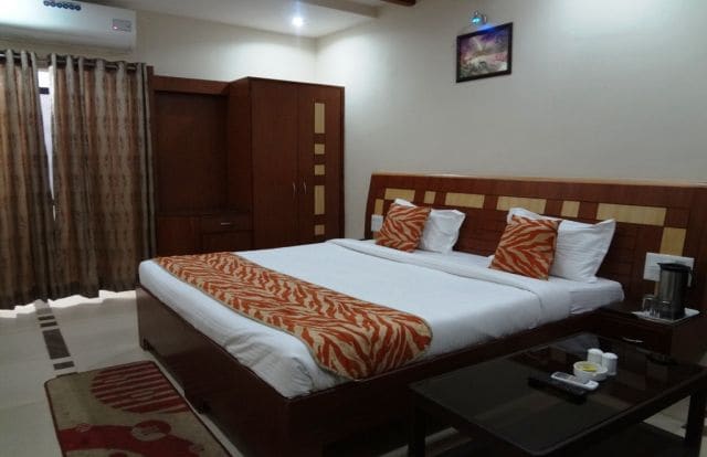 Hotel Vinayak Palace - Tap to explore photos