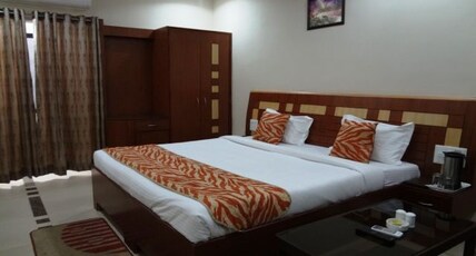Hotel Vinayak Palace Room Type - Deluxe Double Bed Room