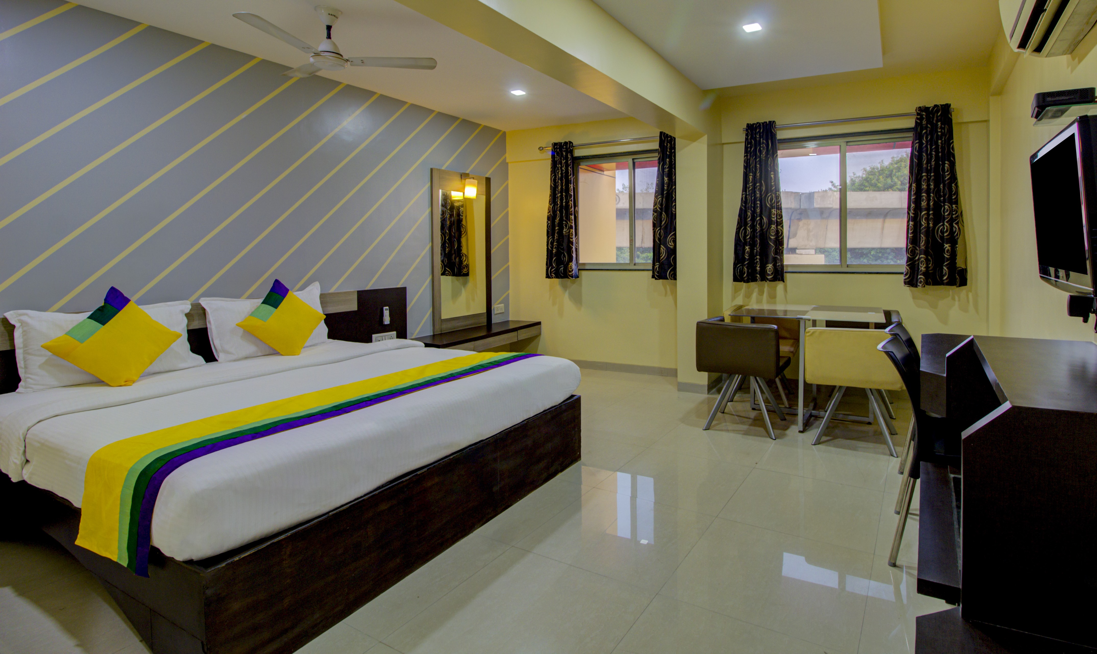 Itsy Hotels Prince Regency - Tap to explore photos